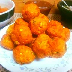 A picture of Cheesy Beetroot Balls.