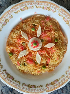 A picture of Egg Maggi Pizza.