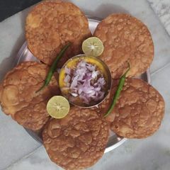 A picture of Dal Pakwan.