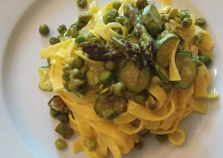 Tagliatelle di primavera e crema di zafferano