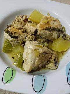 Una foto de Pollo con verduras verdiblanco