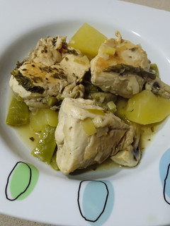Una foto de Pollo con verduras verdiblanco
