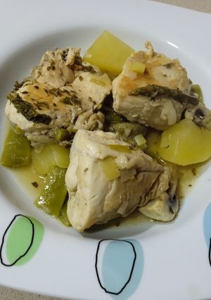 Una foto de Pollo con verduras verdiblanco
