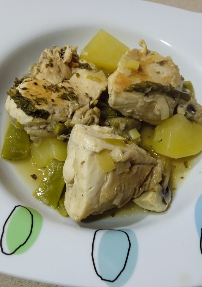 Una foto de Pollo con verduras verdiblanco