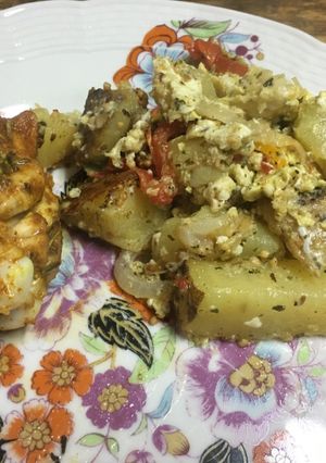 Una foto de Pollo con papas rústicas