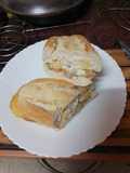 Bocadillo de calamares con mayonesa de cebolla y tomate
