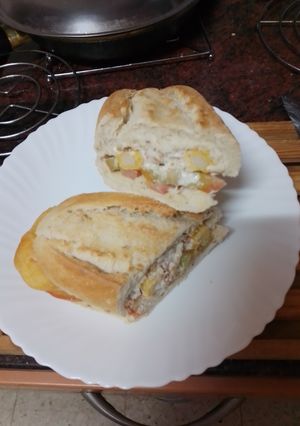 Una foto de Bocadillo de calamares con mayonesa de cebolla y tomate