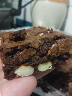 Una foto de Brownie con almendras