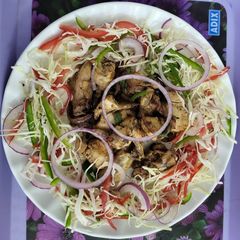 A picture of Chicken in salad🥗.