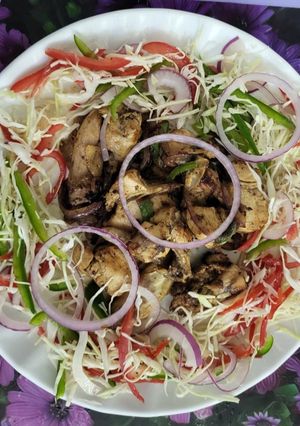 A picture of Chicken in salad🥗.