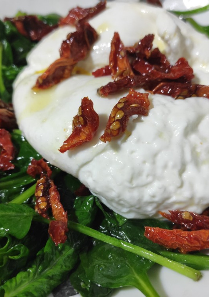 Una foto de Burrata con espinacas y tomate seco