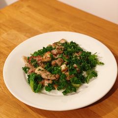 A picture of Chinese style stir fried pork with kale (Non Halal).