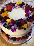Layer Cake con Buttercream de Queso y Fresas frescas, decorada con flores comestibles !!!!!