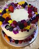 Layer Cake con Buttercream de Queso y Fresas frescas, decorada con flores comestibles !!!!!