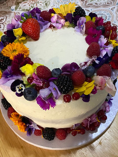 Foto principal de Layer Cake con Buttercream de Queso y Fresas frescas, decorada con flores comestibles !!!!!