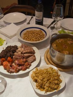 Una foto de Cocido lebaniego (olla ferroviaria)