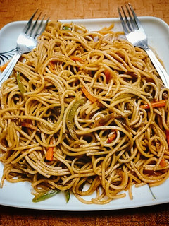 वेज हक्का नूडल्स (Veg Hakka Noodles recipe in Hindi) रेसिपी मुख्य फोटो