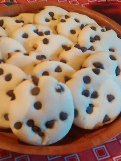 Una foto de Galletas cookies crocantes con chips de chocolate
