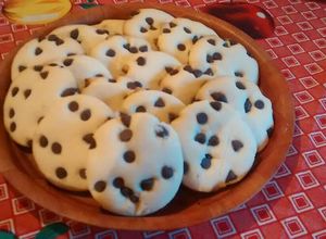 Una foto de Galletas cookies crocantes con chips de chocolate