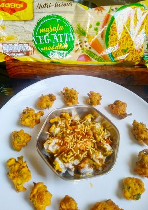 मैगी पालक पकौड़े चाट(Maggi palak pakoda chaat recipe in Hindi) रेसिपी मुख्य फोटो