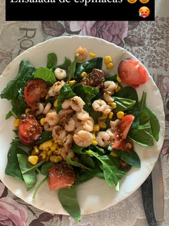 Una foto de Ensalada de espinacas con gambitas