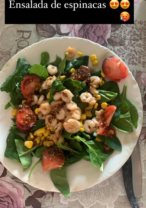 Una foto de Ensalada de espinacas con gambitas