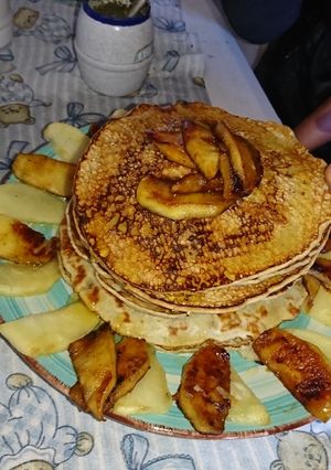 Una foto de Waffles con manzana verde caramelizada