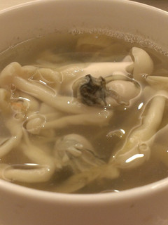 [好菇多多] 菇菇酸菜蚵仔湯 的食譜成品照片