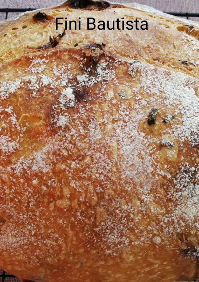 Una foto de Pan con tomate seco olivas y queso rallado