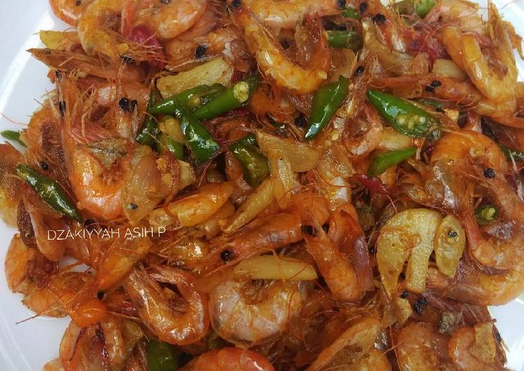 Langkah Mudah untuk Membuat Udang Goreng Cabe &amp;Bawang yang Lezat Sekali