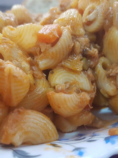Una foto de Caracolas con Salsa de verduras y atún!😋🍆