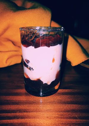 Una foto de Shots de yogurt frutilla muy fácil