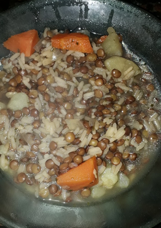 Una foto de Sopa de lentejas y arroz