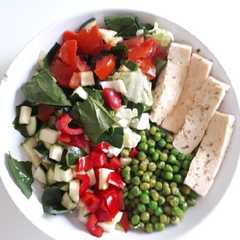 Una foto de Bowl de verduras, guisantes y tofu🥒🍅🥗