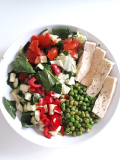 Una foto de Bowl de verduras, guisantes y tofu🥒🍅🥗