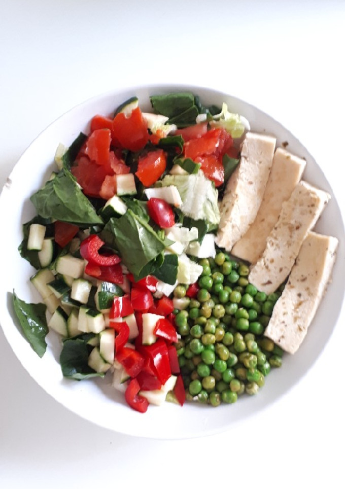 Una foto de Bowl de verduras, guisantes y tofu🥒🍅🥗