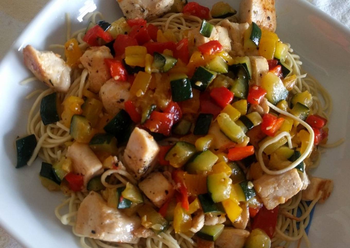 Yakisoba de pollo y verduras