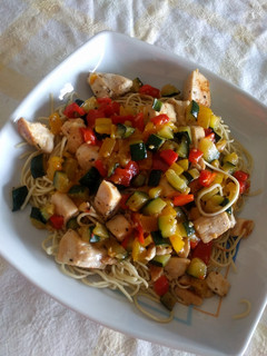 Una foto de Yakisoba de pollo y verduras
