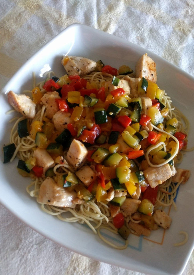 Una foto de Yakisoba de pollo y verduras