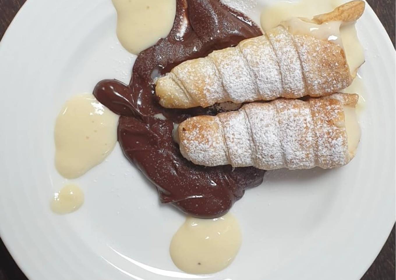 Canutillos con cama de chocolate y crema pastelera