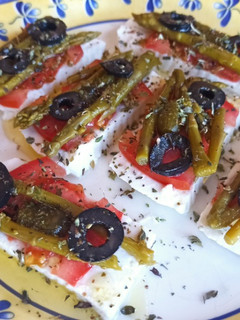 Una foto de Aperitivo de queso fresco, tomate y espárragos