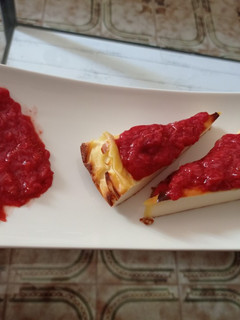 Una foto de Tarta de queso con mermelada de fresa natural (todo sin azúcar)