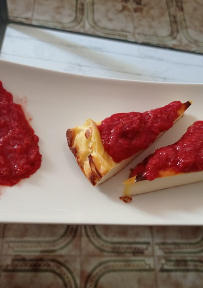 Una foto de Tarta de queso con mermelada de fresa natural (todo sin azúcar)
