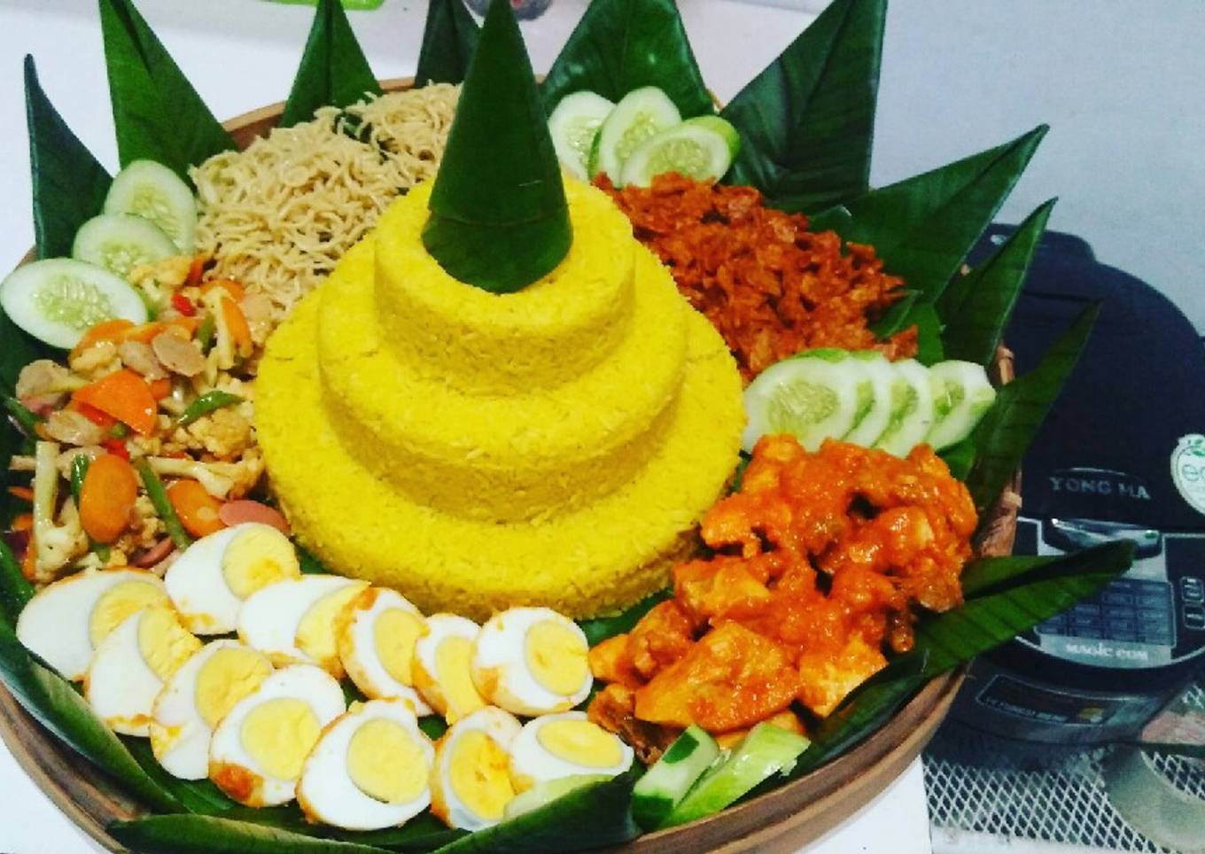 Nasi kuning tumpeng