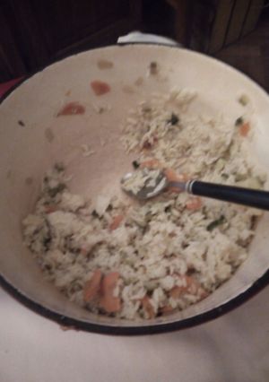 Una foto de Ensalada de arroz con pollo de verduras 😋😋😋