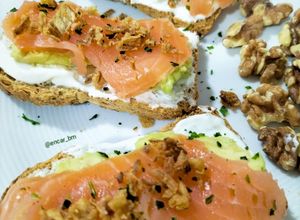 Foto principal de Tostada de salmón ahumado con aguacate y queso batido con toque gorgonzola