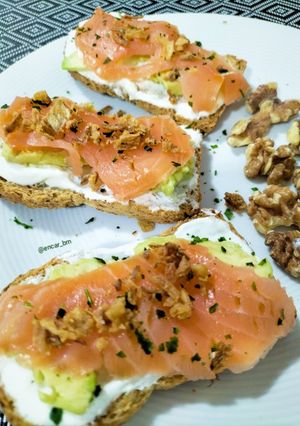 Una foto de Tostada de salmón ahumado con aguacate y queso batido con toque gorgonzola