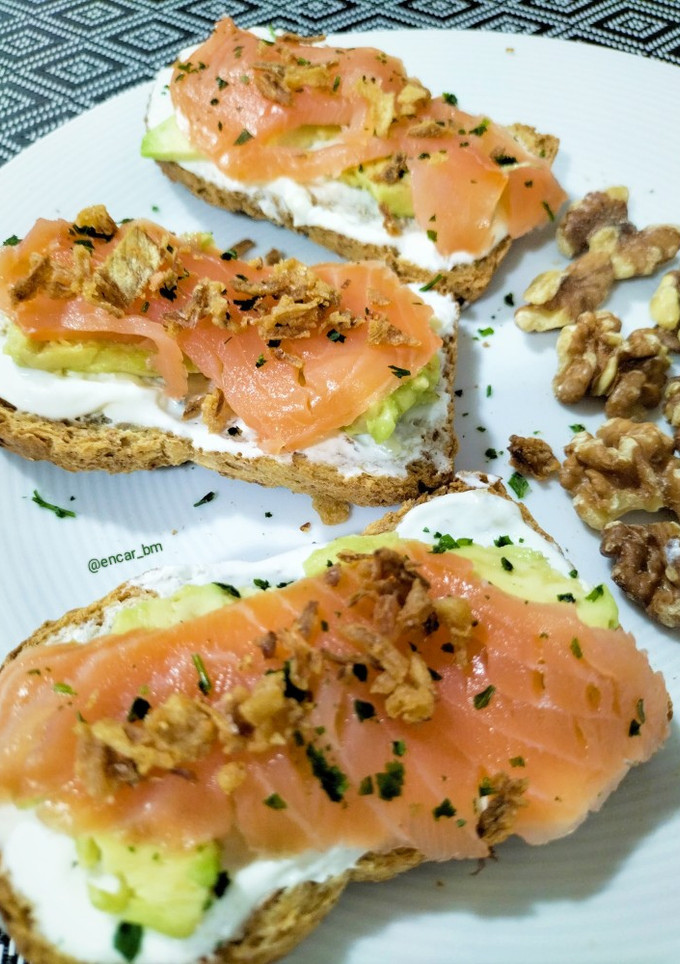 Una foto de Tostada de salmón ahumado con aguacate y queso batido con toque gorgonzola