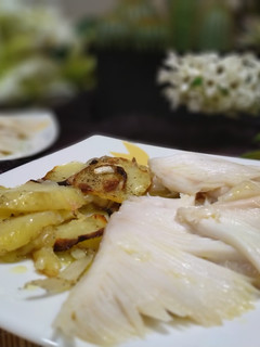 Una foto de Raya al horno con patatas panadera: en plena temporada de pesca