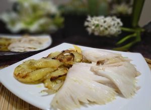 Una foto de Raya al horno con patatas panadera: en plena temporada de pesca